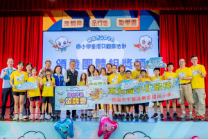 桃園市副市長王明鉅出席「桃園市國小學童潔牙觀摩比賽頒獎典禮」與獲獎團隊合影。