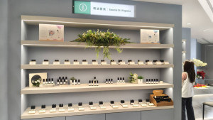 嘉義市弘力化工公司開設全新門市「天然品」，今天正式剪綵開幕。(圖／記者陳致愷攝影)