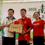 農業處蘇處長代表許縣長頒賀匾予烏龍組特等獎王冠偉。（記者扶小萍攝）