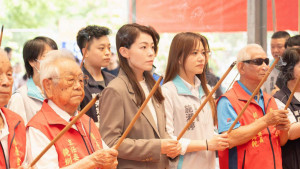 開臺金山寺慶成祈安酬恩五朝圓滿福醮慶典，市長高虹安上香。
