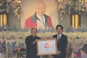 總統府國策顧問、嘉義城隍廟榮譽董事長賴永川今天舉行告別式，總統賴清德親自南下弔唁並頒發褒揚令。(圖／記者陳致愷攝影)