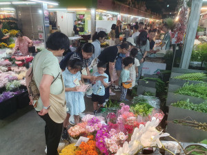 親子到花市真切體驗印象最深。（農糧署提供）