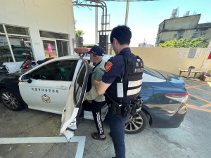 老翁外出購物返家迷途，楊梅警協助人車平安返家。