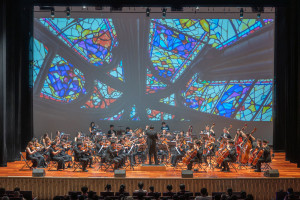 5月27日晚間在中央大學大禮堂舉辦的《時空邂逅》校慶交響音樂會，透過AI科技演奏出大師未完成的樂章。