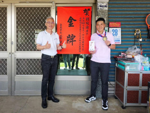 嘉義市射擊選手劉宛渝於哈薩克舉行的「2026年世界盃」不定向飛靶混雙賽事中勇奪金牌／嘉義市府提供