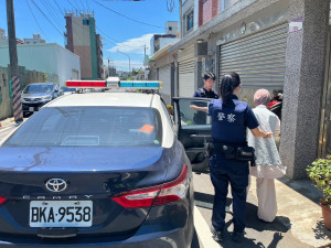 老婦身體不適跌坐路旁，楊梅警暖心護送返家休息。