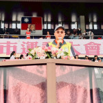 代表林世賢市長主持彰化市115年運動大會開幕式的市公所主任秘書許晉嘉致詞超簡短僅費43秒，更提醒大家多喝水。圖／彰化市公所提供