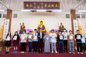 桃園市長張善政出席「115年香光教育青年獎學金頒獎典禮」與獲獎學生合影。