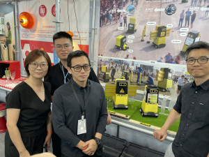 中華汽車造型部代表參觀中原商設系產設組學生畢業作品，並與師生交流實務應用方向。（左起中華汽車色彩部經理洪嘉祺、學生麥毅凡、指導老師施昌甫、中華汽車造型部部長邱顯益）
