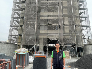 里長林東潭到安置戶巡視新建房屋情形