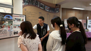 陳應欽主任向東勢國中學生展場解說