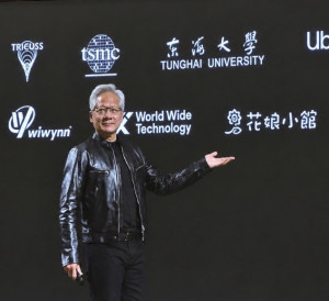 東海大學直播黃仁勳GTC Taipei演講-駐足花娘小館，東海大學緊鄰台積電登黃仁勳背，讓東大學生嗨翻。(圖/東海大學)