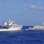 海巡署5月15日又發現中國籍「同濟號」科研船於花蓮港東方33浬非法投放科儀器材，立即調派「蘭嶼艦」迫近造浪，並以照射燈光方式，使其收回調查儀器航離我國水域。（圖／行政院海洋委員會）