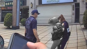 員警察覺35歲張女疑似氣喘發作，立即協助打開包包，取出隨身攜帶的氣喘藥物。