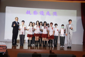 市長張嘉哲頒技藝優良獎。（記者扶小萍攝）