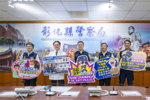 防詐大使王中平（右二）、陳世煌局長（中）、陳穆寬總院長（左二）共同高喊「打擊詐欺、全力出擊」口號，展現警方與醫界合作決心。圖/
彰基醫院提供
