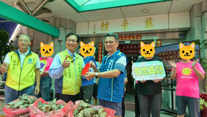 林世賢市長贈慈愛教養院加菜金暨愛心肉粽由院長張明正代表接受。圖／彰化市公所提供