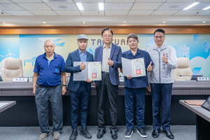 桃園市長張善政頒發桃園市無形文化資產「纏花」及「粧佛」項目登錄證書予保存者曾國棻老師及吳政男老師。
