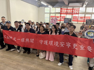 桃園環保局攜手移民署宣導防制違規燃放爆竹，以多國語言提高外籍勞工認知 。