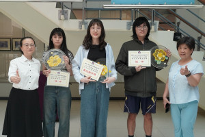 「藝術遇見科技」最佳創作獎由建築系葉幸語（中）獲得，以AI結合材質拼貼呈現創意。