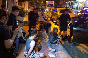草屯警圍捕到三名車手等。（草屯分局提供）