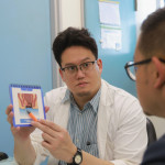 黃暐聖醫師提醒，若出現排便出血、肛門疼痛、腫塊脫出或異物感等症狀，應及早就醫檢查。