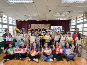 救國團草屯團委會為30名學童實現心願。（草屯團委會提供）
