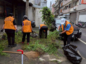 竹市崇禮里志工隊清掃里內環境。