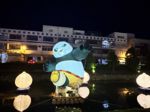 功夫熊貓現身鹿港！小鎮光影藝術節璀璨開燈 點亮夏日夜空（功夫貓熊造型）。圖／彰化縣政府提供