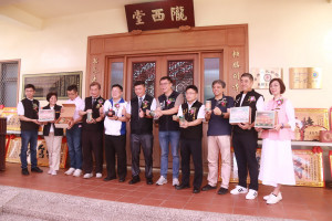 蘇處長陳鄉長與來賓共同開封今年特等茶於現現供品茗。（記者扶小萍攝）