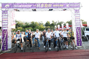 王副縣長與自行車好手等出發。（縣府提供）