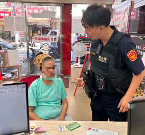 婦人疑中暑癱坐電信門市，大園暖警即時關懷助脫險。