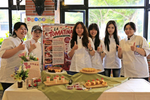 弘光科大食科系大四學生奪得畢業成果展蛋糕項目第一名作品「翻轉番茄」。（弘光科大提供）