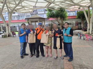 竹縣府持續攜手社團法人新竹市竹安公益慈善服務協會及仕招基金會，一連兩天辦理街頭送暖。