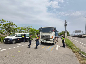 警方統計年初至今共已舉發162件各類大型車違規，其中包含超載20件、闖紅燈60件、超速61件等。