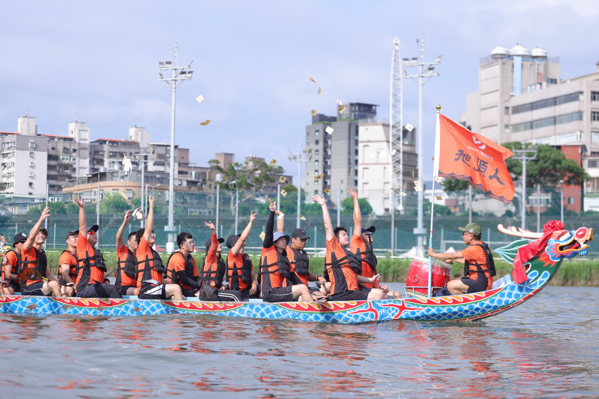 點睛暨祭江儀式邀請六支龍舟隊伍代表共同參與祭江與龍舟下水儀式,在河岸鼓聲與民眾歡呼中,展現臺北融合傳統與國際的端午文化氛圍。