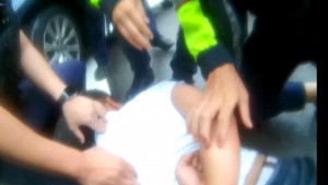 桃警破窗強勢壓制逮人。