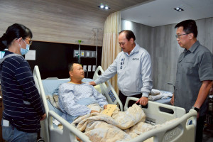行政院政務委員季連成9日赴醫院慰問執勤受傷陳所長。（圖／行政院新聞傳播處）