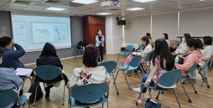 桃園市政府衛生局115年5月至9月，辦理「照顧者支持團體課程」，安排家屬與長輩於不同教室同步參與課程，讓照顧者能安心學習照護知能。