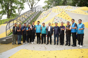 縣長楊文科與各界貴賓共同見證嶄新公園正式剪綵啟用。