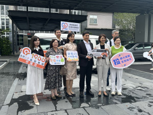 廣知永續科技公司創辦人吳滄榮（前右三）率同仁捐贈南投縣復康巴士。（記者扶小萍攝）