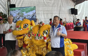水里新興國小獅隊獻上旺來及好彩頭。（記者扶小萍攝）