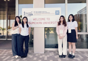 東海大學國際學院張亦騏教授(左1)率三位大一生(左2起)曾思錡、濮愷妮、王彣瑜，躍上APacCHRIE 2026國際舞台發表研究成果。(圖/東海大學)