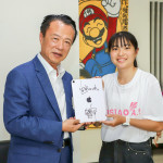 嘉義縣立竹崎高中蕭安宇獲2026年總統教育獎，翁章梁贈ipad勉勵／縣府提供
