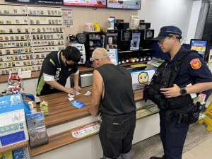老翁深夜衝超商買點數卡，熱心民眾機警通報警成功攔阻。