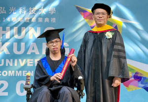 弘光科大校長蘇弘毅（右）頒發業證書給獲得社團績優獎、生命勇士獎給行動不便的畢業生許書浩（左）。