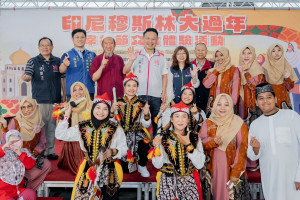 桃園市副市長蘇俊賓出席出席「印尼穆斯林大過年－宰牲節文化體驗活動」與來賓們合影。