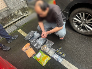 平鎮警強勢掃毒！攔查毒駕赫見2000包毒咖啡、彩虹菸。