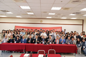 北榮桃園分院院長彭家勛(前排左6)率領主管及同仁至桃園龍潭渴望會館參與主管共識營，共同見證跨域交流成果