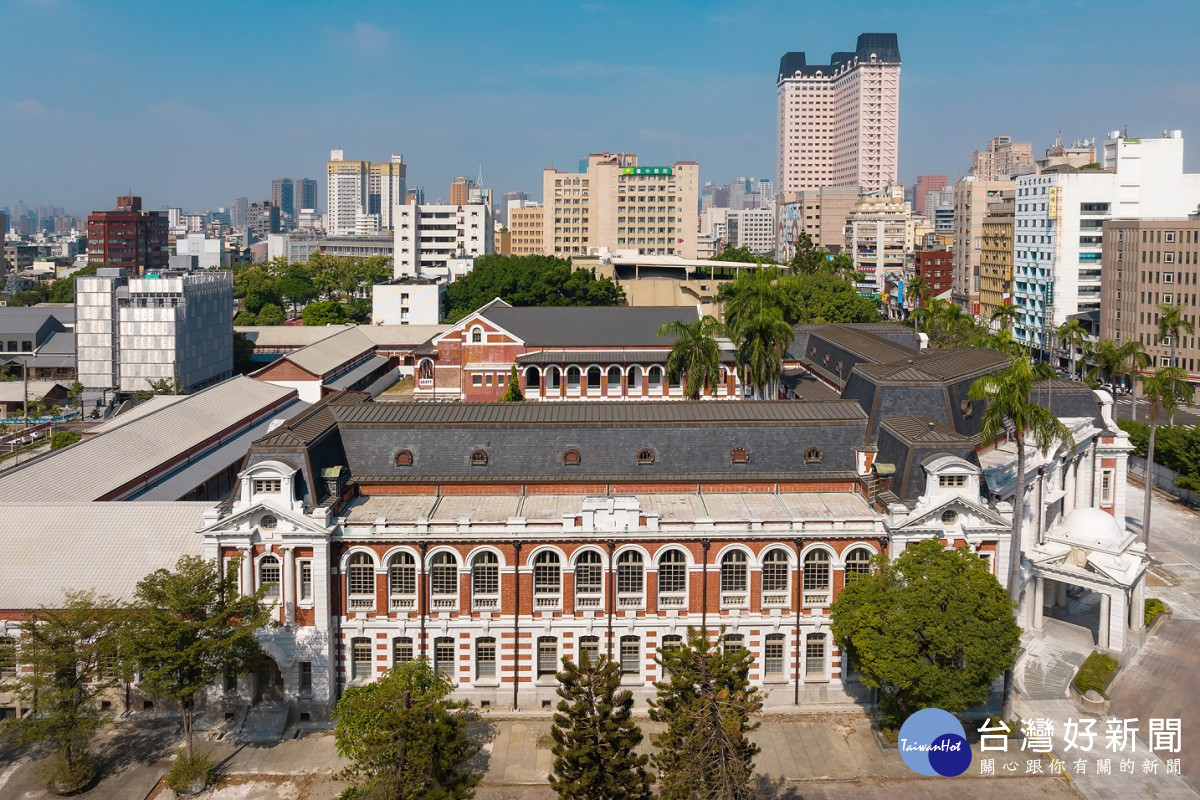 由南翼俯視臺中州廳建築